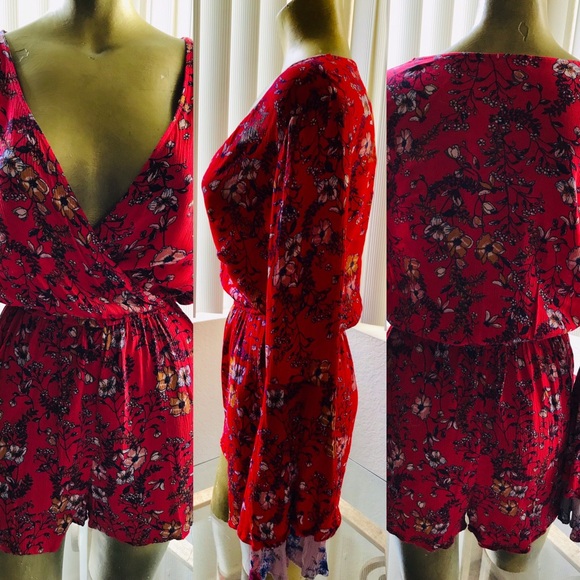 Beautiful NWOT Bell Sleeve FLORAL ROMPER Small - Picture 2 of 8